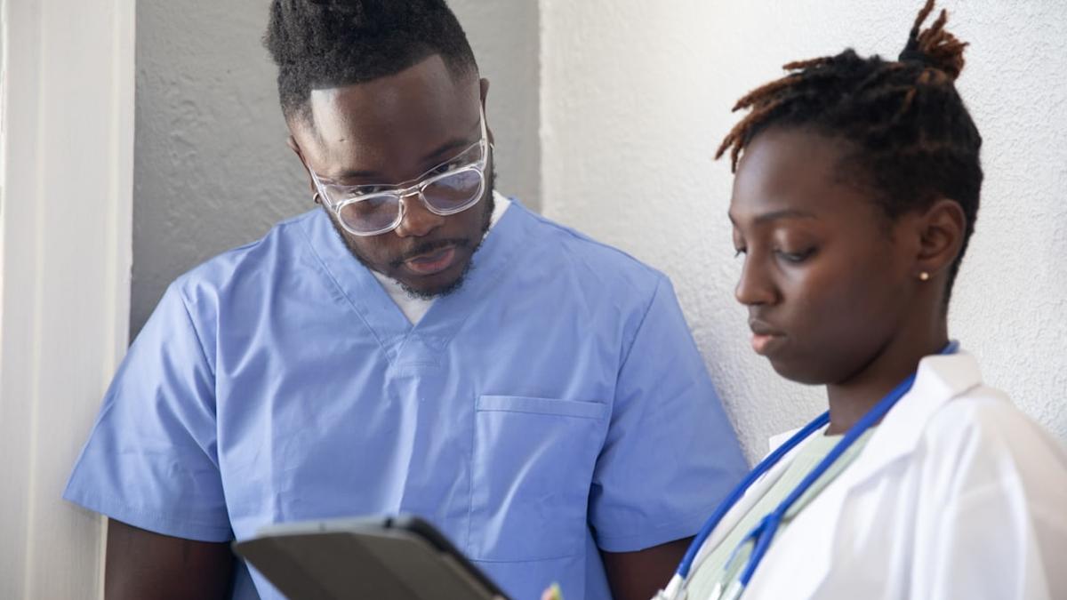 بۇ دوختۇرخانا خىزمەتچىسى تۆت كۈن ئىچىدە ئۈچ قېتىم كېسەللىك تۇتۇشىغا دۇچ كەلگەن بولۇپ، ئۇنىڭ ئۆز بەدىنىگە «قۇلاق سېلىشى» ھاياتىنى ساقلاپ قالغان بولۇشى مۇمكىن.