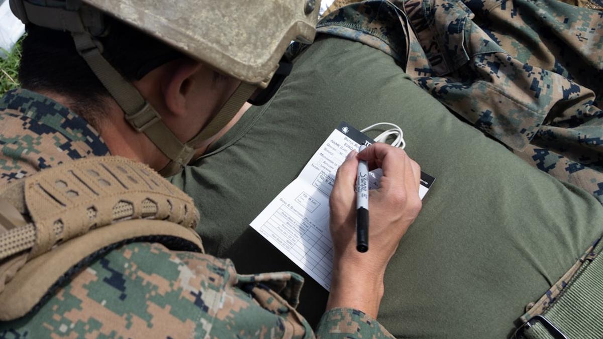 «مەست بولدىڭىزمۇ؟ مۇشۇ يەرگە ئىمزا قويۇڭ»: روسىيە ھەربىي ئادەم كۈچى كرىزىسى ئەڭ يۇقىرى چەككە يەتكەن بىر پەيتتە مەست ئەرلەرنى ئەسكەرلىككە قوبۇل قىلماقتا.