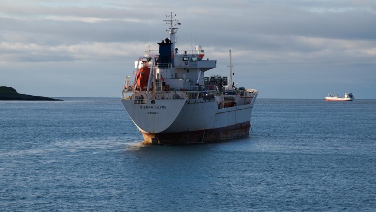 ئىراننىڭ چەكلىمە قويۇشى بىلەن ھورمۇز بوغۇزى سىياسىي جەھەتتىن تىكەنلىك مەسىلە بولۇپ قالماقتا.