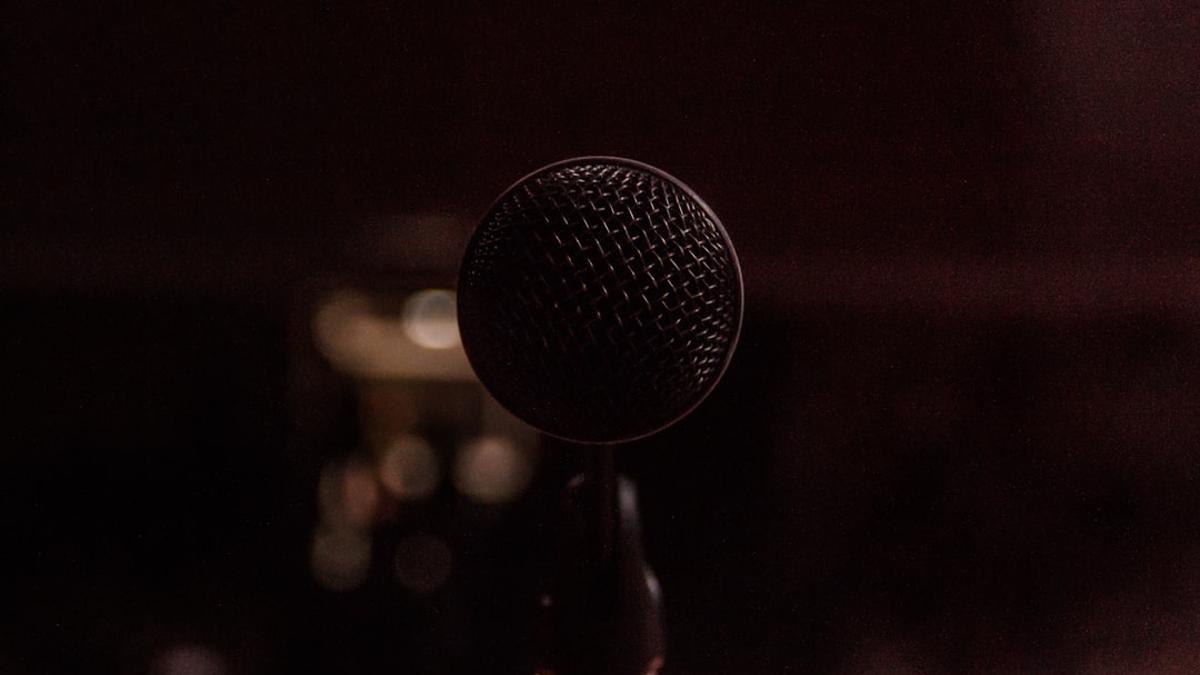 مۇھەببەت ناخشىلىرى ئۈچۈن قامالغانمۇ؟ شۇنداق، ئۇ يەنىلا ناخشا ئېيتىۋاتىدۇ.