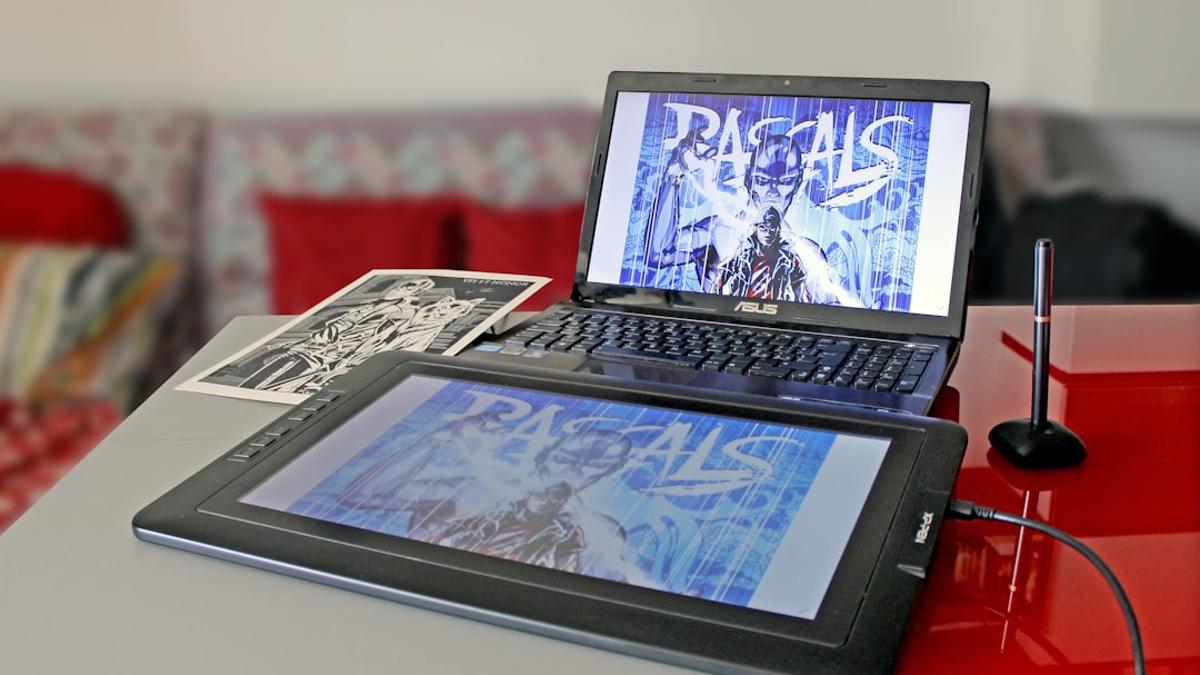 سۈرگۈندىكى كارىكاتۇرىستلار ئىراننىڭ ئاۋازى بوغۇلغان مىليونلىغان خەلقىگە سادا بولماقتا.