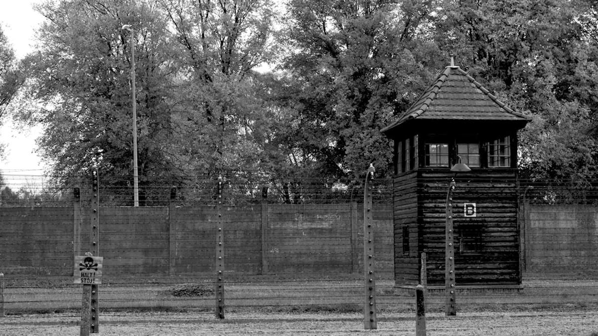 شەرقىي تۈركىستاندىكى ئۇيغۇرلارغا قارىتىلغان بېسىم شەكلەن ئۆزگەردى، ئەمما ئاخىرلاشمىدى.