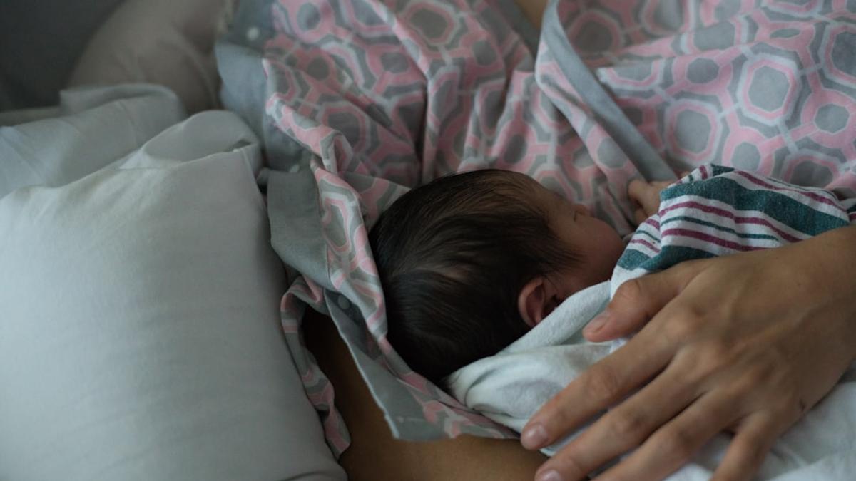 دۇنيا سەھىيە تەشكىلاتى باھامانىڭ ئانىدىن بالىغا HIV يۇقۇشنى يوقاتقانلىقىنى ئېتىراپ قىلدى.