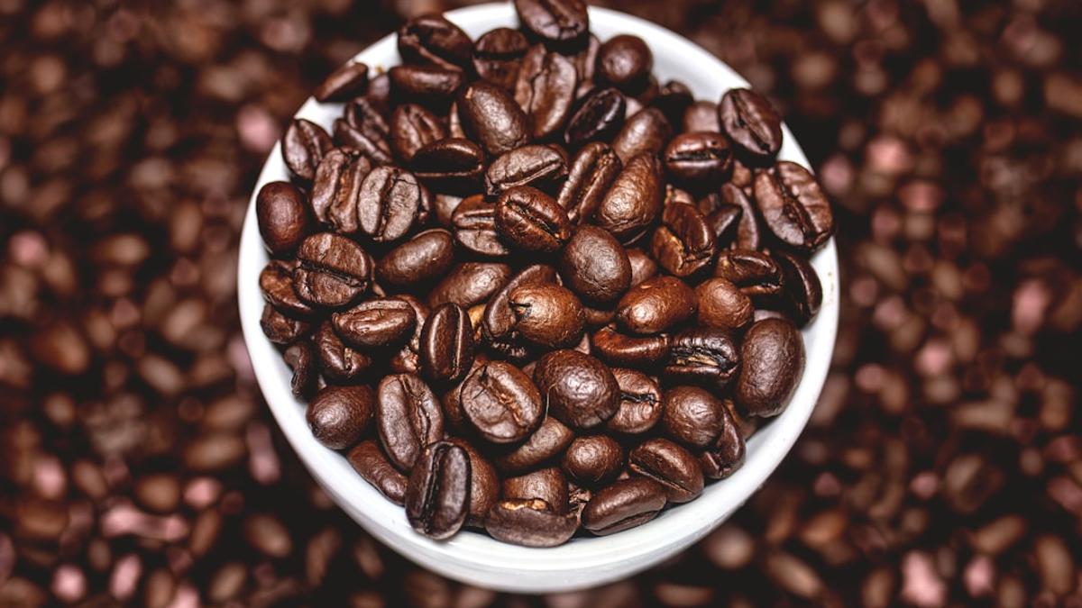 قەھۋە يوشۇرۇن بىر ھۈجەيرە تەڭشىگۈچى ئارقىلىق بەدەننىڭ بېسىم ۋە قېرىشقا تاقابىل تۇرۇشىغا ياردەم بېرىشى مۇمكىن.