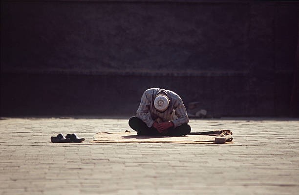 سىز ۋە بىز ئۇنىڭ كەينىدىن غايىپ غەزىنىسى بار ئادەمگە قارىغاندەك