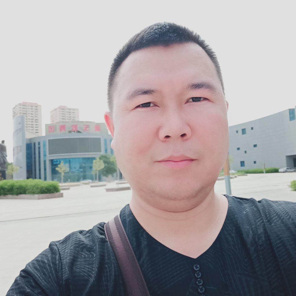 خۇشال ئويناڭ